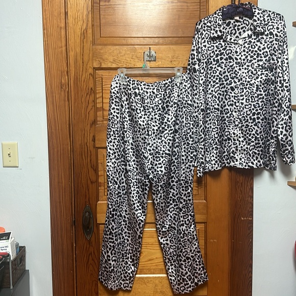 Victoria Secret Large 2 piece pajamas Leopard print size large - Picture 2 of 9